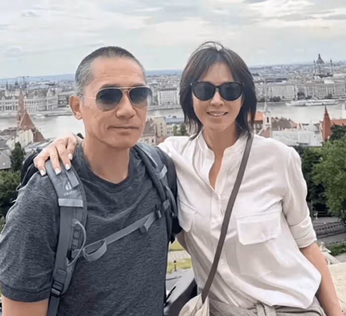 劉嘉玲和老公出國度假,梁朝偉頭髮白了一半,背影乾瘦兩條腿超細!