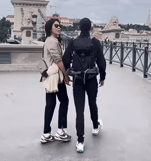 劉嘉玲和老公出國度假,梁朝偉頭髮白了一半,背影乾瘦兩條腿超細!