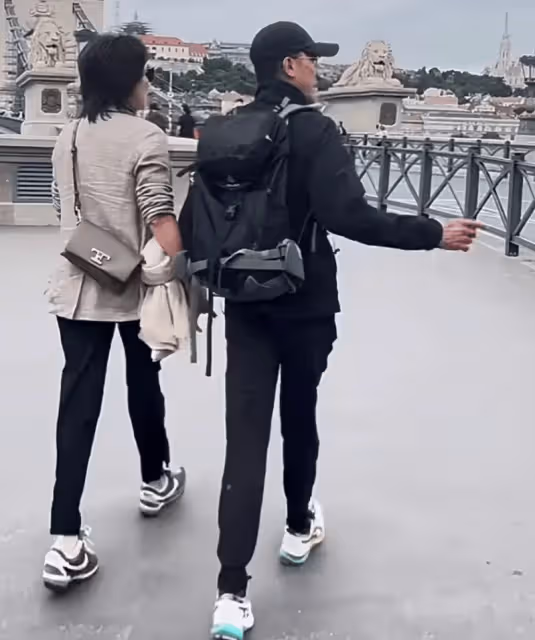 劉嘉玲和老公出國度假,梁朝偉頭髮白了一半,背影乾瘦兩條腿超細!
