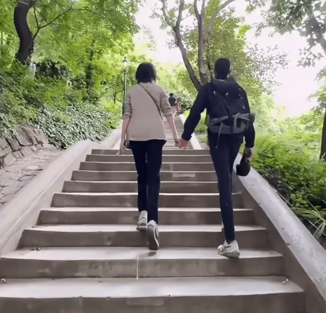 劉嘉玲和老公出國度假,梁朝偉頭髮白了一半,背影乾瘦兩條腿超細!