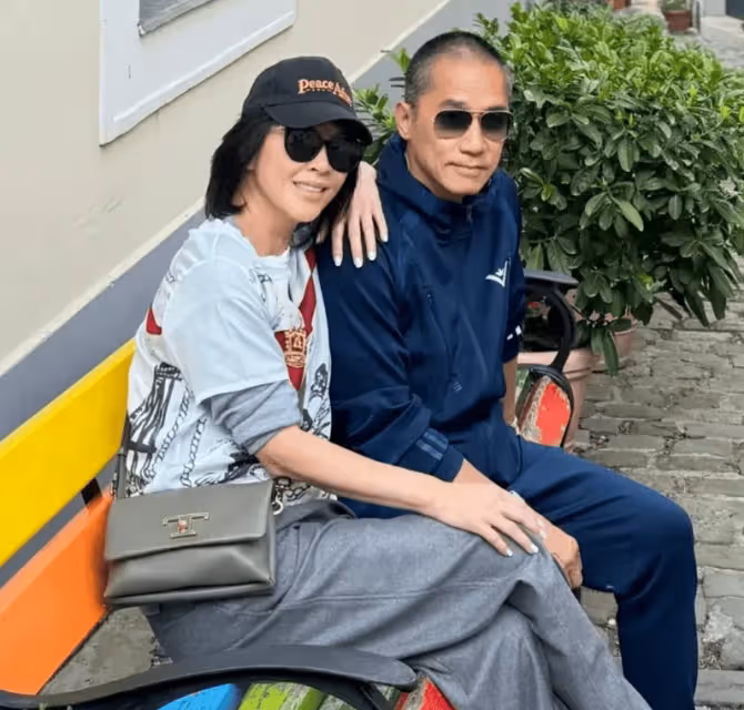 劉嘉玲和老公出國度假,梁朝偉頭髮白了一半,背影乾瘦兩條腿超細!