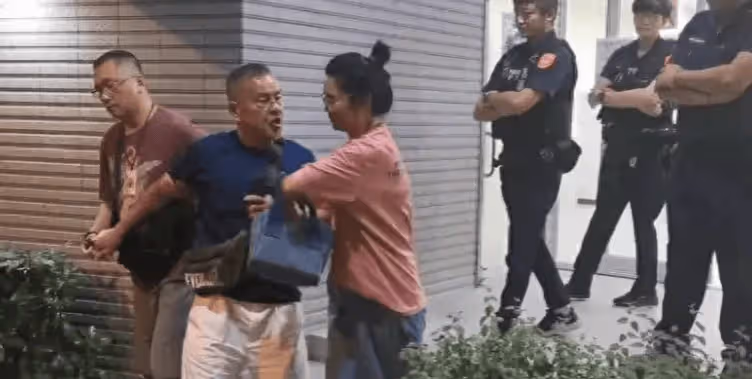 68歲老戲骨拒付94元車費,狂罵計程車司機,被3名警員抬上警車!