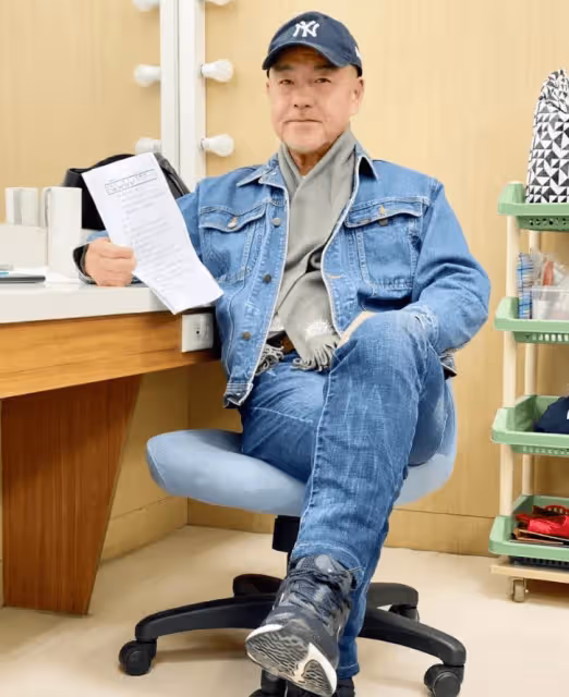 68歲老戲骨拒付94元車費,狂罵計程車司機,被3名警員抬上警車!