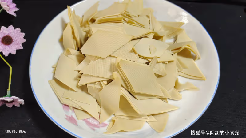 夏天這菜使勁吃,一碗都是高蛋白!燜一燜鮮軟無比,瞬間點燃食慾、超下飯