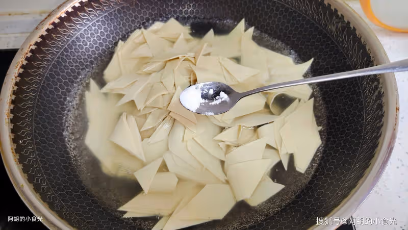 夏天這菜使勁吃,一碗都是高蛋白!燜一燜鮮軟無比,瞬間點燃食慾、超下飯