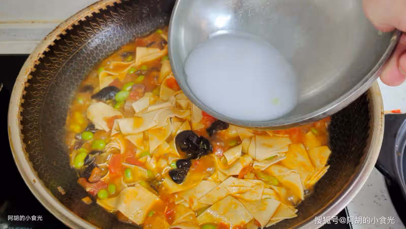 夏天這菜使勁吃,一碗都是高蛋白!燜一燜鮮軟無比,瞬間點燃食慾、超下飯