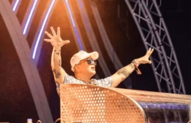 坐等二離!具俊曄在韓開泳池派對,衣衫不整打DJ,滿屏都是辣妹