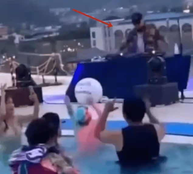 坐等二離!具俊曄在韓開泳池派對,衣衫不整打DJ,滿屏都是辣妹