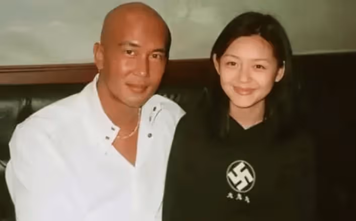 坐等二離!具俊曄在韓開泳池派對,衣衫不整打DJ,滿屏都是辣妹