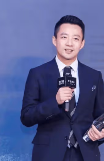 張蘭怒了!汪小菲達沃斯論壇英文演講遭惡意舉報,網友:跟他沒完