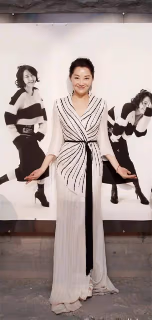 許晴55歲穿白紗裙依舊美，未修圖狀態超級好