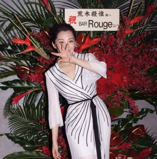 許晴55歲穿白紗裙依舊美，未修圖狀態超級好