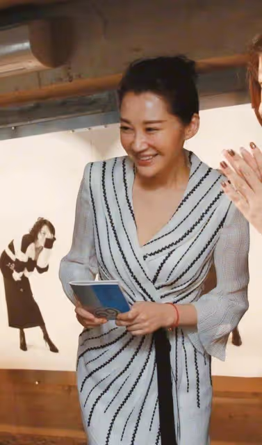 許晴55歲穿白紗裙依舊美，未修圖狀態超級好