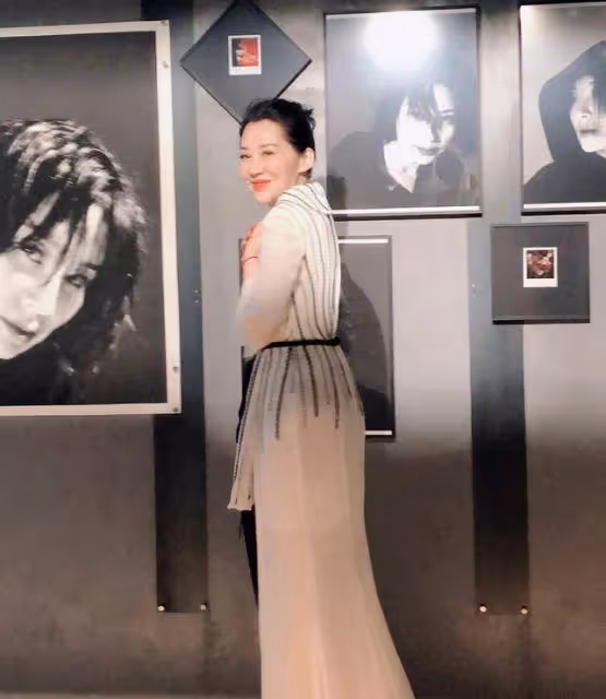 許晴55歲穿白紗裙依舊美，未修圖狀態超級好