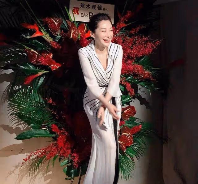 許晴55歲穿白紗裙依舊美,未修圖狀態超級好