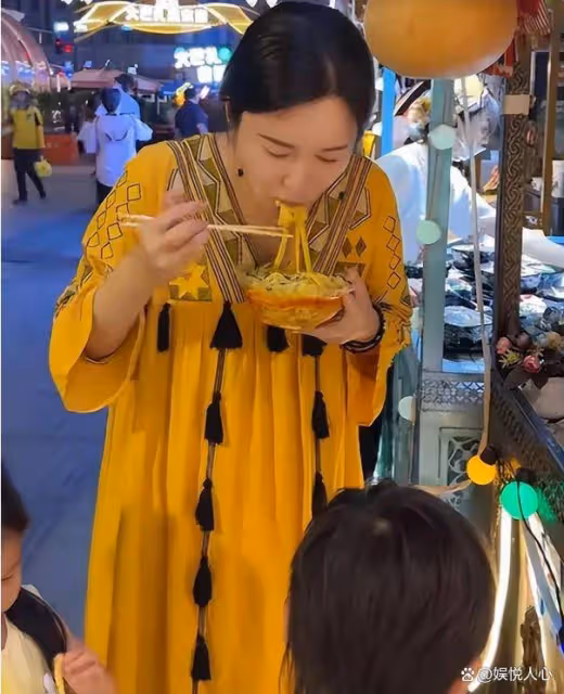 張紀中老婆凌晨3點想吃羊肉串!全家半夜飛新疆,把杜星霖寵上天