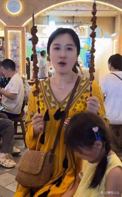 張紀中老婆凌晨3點想吃羊肉串!全家半夜飛新疆,把杜星霖寵上天