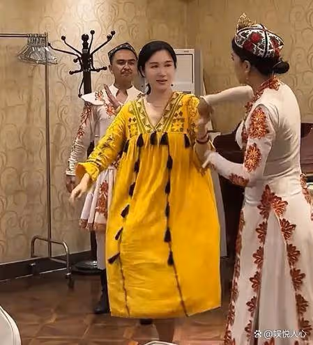 張紀中老婆凌晨3點想吃羊肉串!全家半夜飛新疆,把杜星霖寵上天