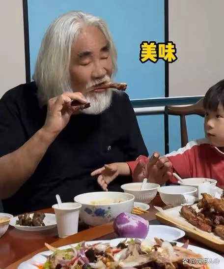 張紀中老婆凌晨3點想吃羊肉串!全家半夜飛新疆,把杜星霖寵上天