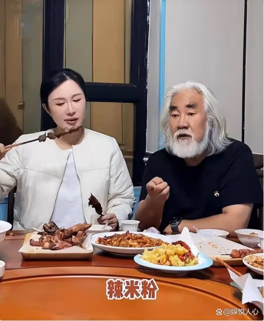張紀中老婆凌晨3點想吃羊肉串!全家半夜飛新疆,把杜星霖寵上天