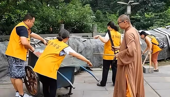 回顧北大碩士棄百萬年薪選擇出家,父母苦勸無果後,一起搬入寺廟