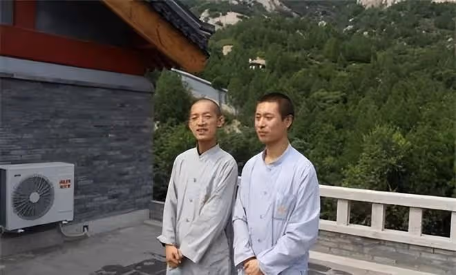 回顧北大碩士棄百萬年薪選擇出家,父母苦勸無果後,一起搬入寺廟