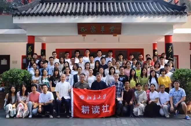 回顧北大碩士棄百萬年薪選擇出家,父母苦勸無果後,一起搬入寺廟