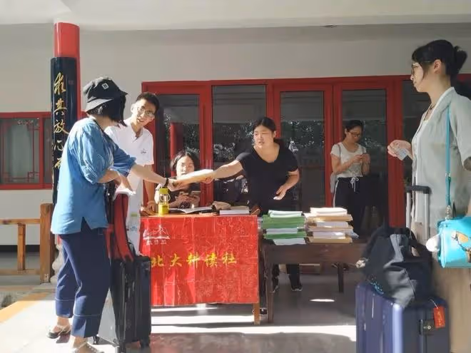 回顧北大碩士棄百萬年薪選擇出家,父母苦勸無果後,一起搬入寺廟