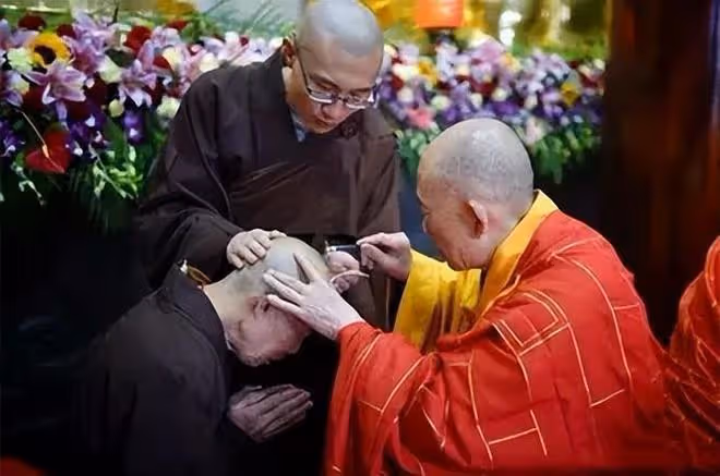 回顧北大碩士棄百萬年薪選擇出家,父母苦勸無果後,一起搬入寺廟
