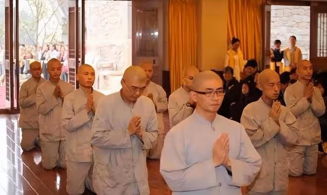 回顧北大碩士棄百萬年薪選擇出家,父母苦勸無果後,一起搬入寺廟