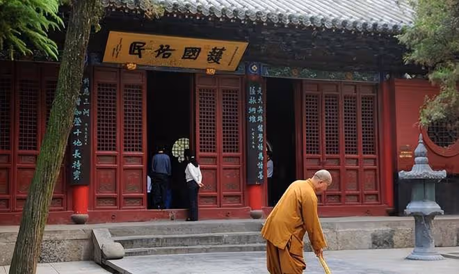回顧北大碩士棄百萬年薪選擇出家,父母苦勸無果後,一起搬入寺廟