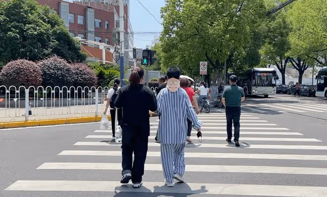 回顧:抑鬱症男子從5樓跳下,砸中25歲女子,遺體2個月無人認領