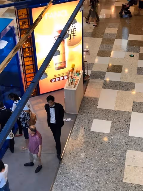 回顧:抑鬱症男子從5樓跳下,砸中25歲女子,遺體2個月無人認領