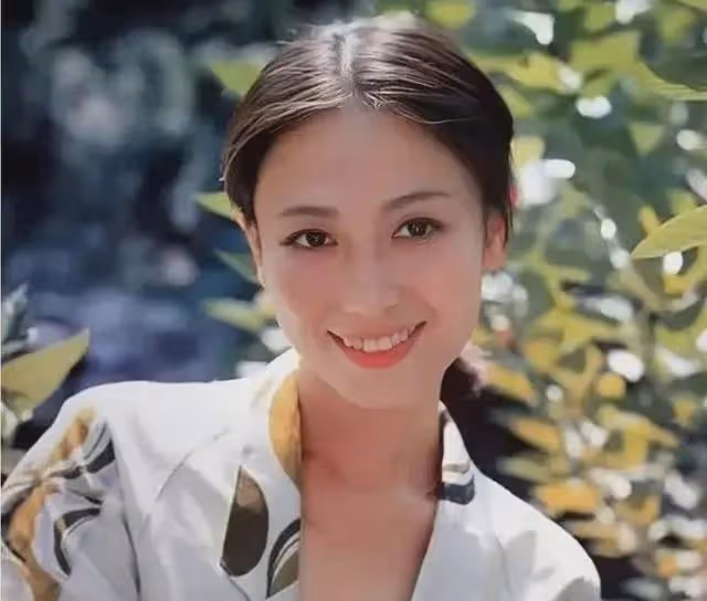 她31歲因《情滿珠江》爆紅,離婚後父親去世,如今60歲二婚很幸福