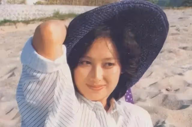 她31歲因《情滿珠江》爆紅，離婚後父親去世，如今60歲二婚很幸福