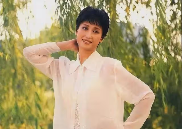 她31歲因《情滿珠江》爆紅,離婚後父親去世,如今60歲二婚很幸福