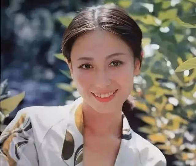 她31歲因《情滿珠江》爆紅,離婚後父親去世,如今60歲二婚很幸福