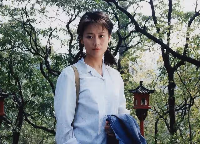 她31歲因《情滿珠江》爆紅,離婚後父親去世,如今60歲二婚很幸福