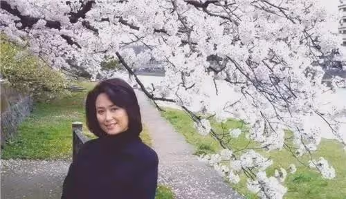 她31歲因《情滿珠江》爆紅,離婚後父親去世,如今60歲二婚很幸福