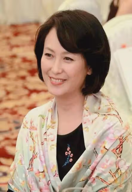 她31歲因《情滿珠江》爆紅,離婚後父親去世,如今60歲二婚很幸福