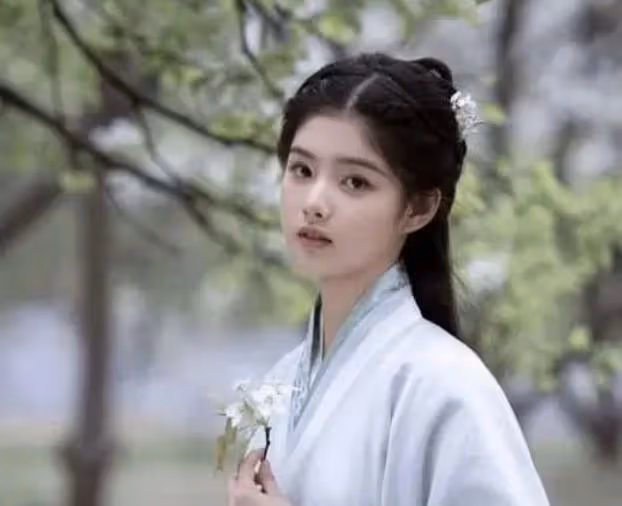 明明是配角,顏值與演技卻不輸給主角,這位16歲的美女演員出圈了
