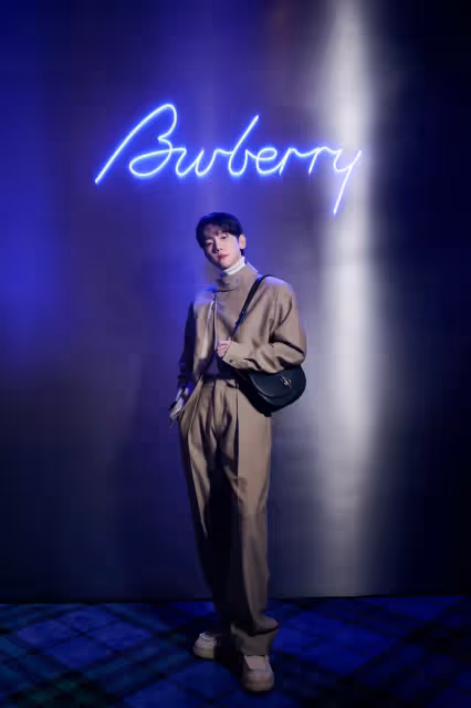 BURBERRY香港開起騎士酒吧　李聖經拎美包與吳慷仁來朝聖