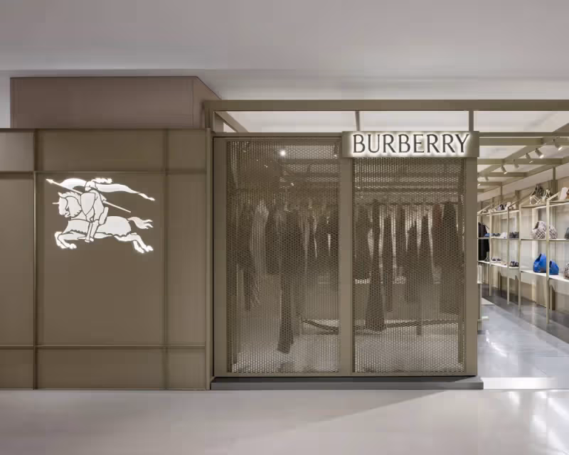 BURBERRY香港開起騎士酒吧　李聖經拎美包與吳慷仁來朝聖