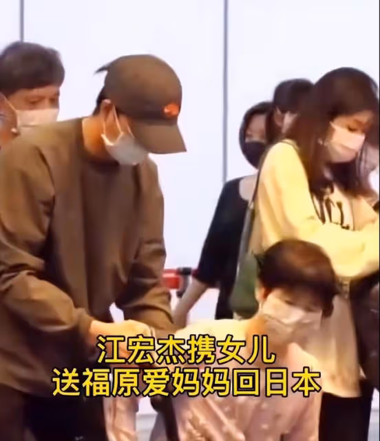 福原愛女兒長高了,和奶奶一起看球賽,五官越來越像媽媽福原愛