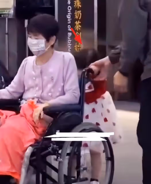 福原愛女兒長高了,和奶奶一起看球賽,五官越來越像媽媽福原愛