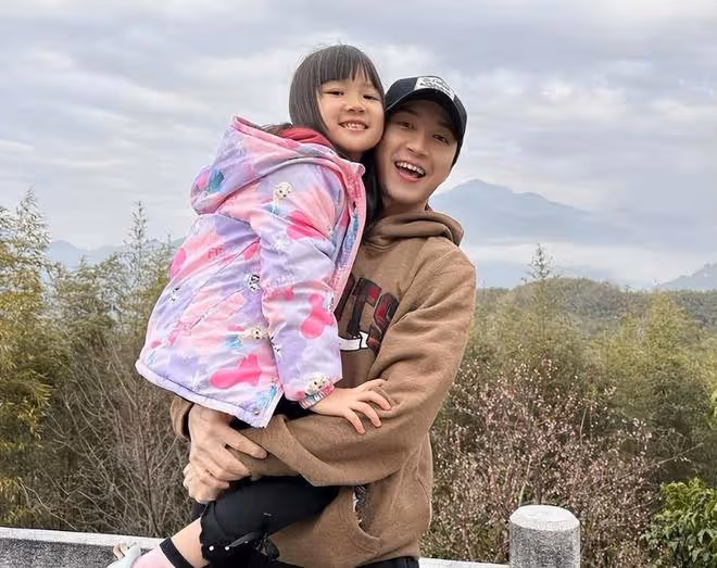 福原愛女兒長高了，和奶奶一起看球賽，五官越來越像媽媽福原愛
