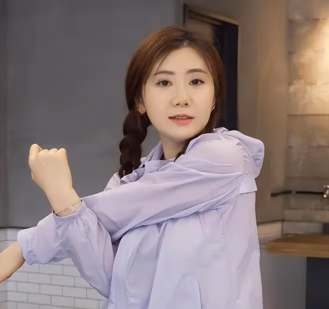 福原愛女兒長高了，和奶奶一起看球賽，五官越來越像媽媽福原愛