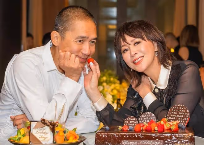 梁朝偉62歲生日,梁媽媽和妹妹罕見出鏡,劉嘉玲舉香檳慶祝