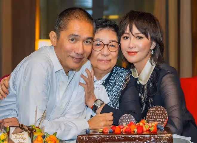 梁朝偉62歲生日,梁媽媽和妹妹罕見出鏡,劉嘉玲舉香檳慶祝