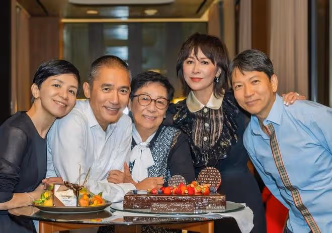 梁朝偉62歲生日,梁媽媽和妹妹罕見出鏡,劉嘉玲舉香檳慶祝
